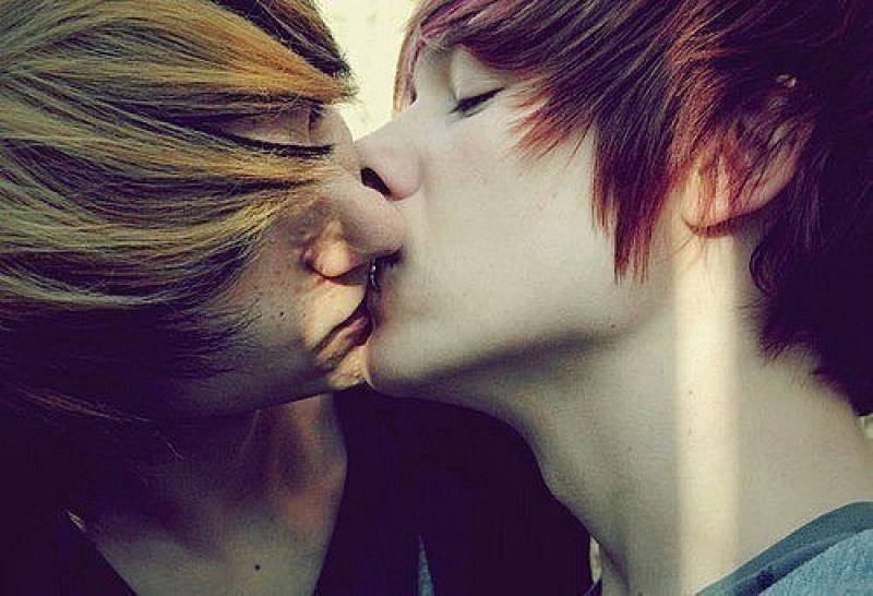 Lesbian boy. Поцелуй мальчиков. Поцелуи мальчик с мальчиком. Эмо парни. Эмо парни поцелуй.