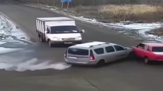 Убедился в безопасности маневра 