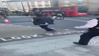 Джон Уик уходит от копов 